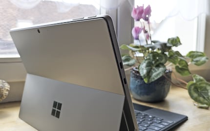 Bei den Anschlüssen bekommst du neben dem magnetischen für die Tastatur und dem Surface-Connect-Anschluss (Stromanschluss) zweimal USB-C.