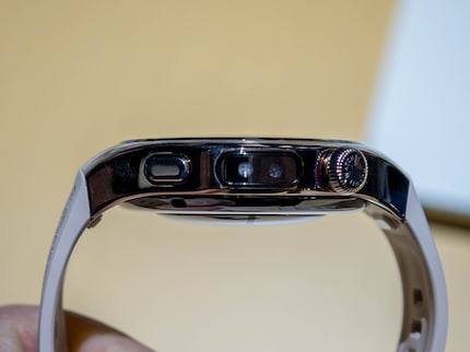 Der X-TAP-Sensor befindet sich an der seitlich in der Mitte, zwischen der drehbaren Krone und einer weiteren Taste.