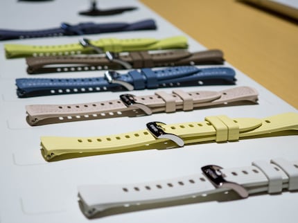 Verschiedene Armbänder stehen zur Auswahl.