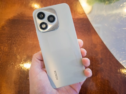 Blick auf die Rückseite des Honor 400 Lite.