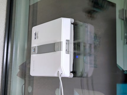 Der Winbot Mini sprüht Flüssigkeit als Nebel auf die Scheibe – die kann vom Winde verweht werden.