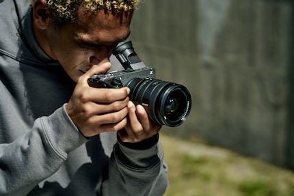 The viewfinder can be tilted upwards by up to 90 degrees.
