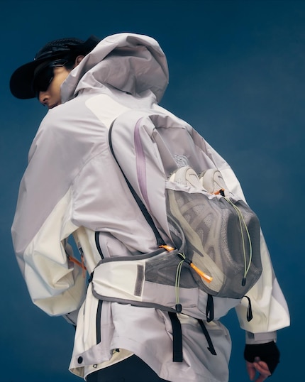 Der Rucksack kann von der Jacke abgetrennt werden.