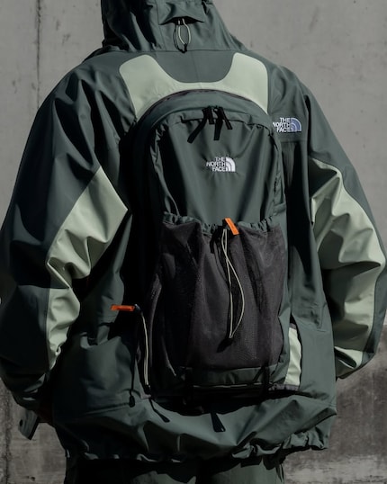 Die dunkle Version der Hardshell Backpack Jacket.
