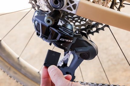 As with the new XTR groupset, the battery for the electronic shifting is elegantly integrated into the rear derailleur of the new gravel groupset.