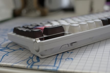 When not in use, the dongle for the wireless connection can be stored in the rear right-hand corner of the housing.