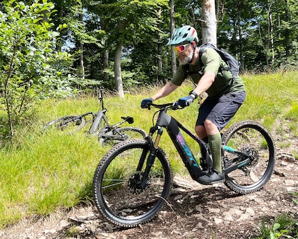E-Biken mit einem Lächeln im Gesicht.