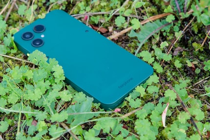 Der Fairphone-Schriftzug befindet sich in der Vertiefung auf der Rückseite.