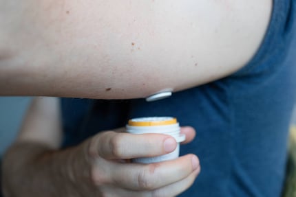 Geschafft! Der Sensor sitzt perfekt und wird Res nun zwei Wochen lang begleiten – so unauffällig, dass er ihn oft sogar vergisst.