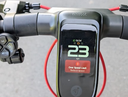 Im Display warnt das System bei der Bergabfahrt – der dazugehörige Warnton nervt.