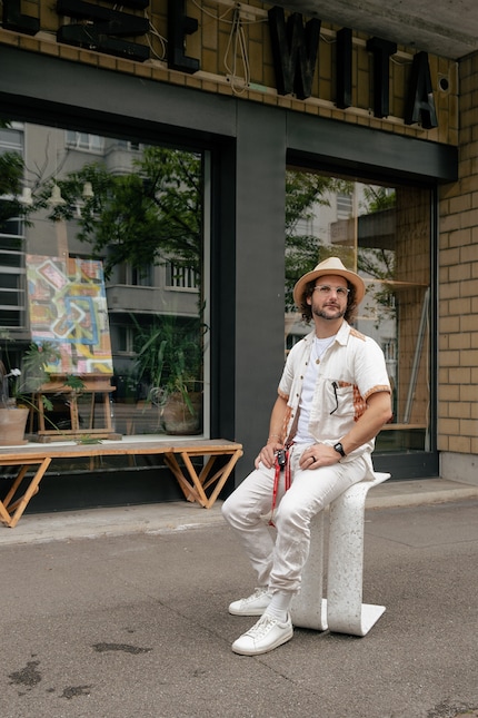 Jean-Paul Brković auf seinem Hocker aus der Serie Uto.