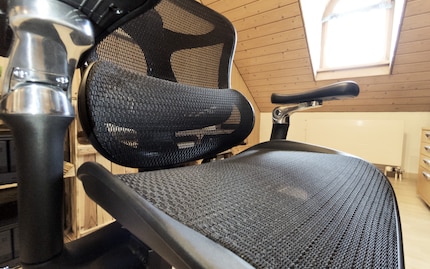 Die Lordosenstütze passt sich automatisch an, sobald du in den Stuhl sinkst.