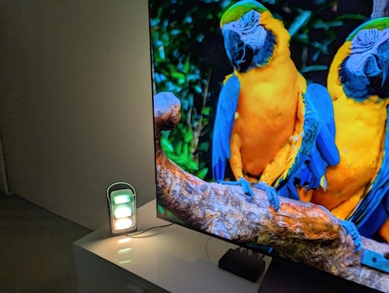 The wall washers adjust their light to the image on the TV.