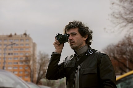 With a weight of 498 grams, the Sony RX1R III weighs a third less than the Leica Q3. It is also around 40 per cent less bulky.
