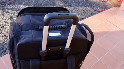 Der ausfahrbare Griff ist solide verarbeitet.