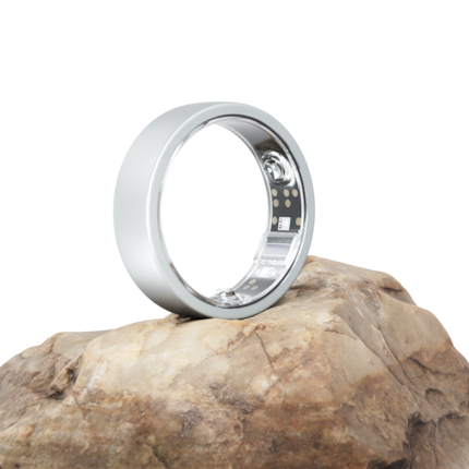 The Swiss ring made of titanium has an unobtrusive, timeless design.