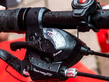 The PikaBoost is controlled via the remote controller on the handlebars.