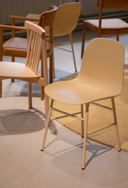 All in butter: The Form Chair Stacking in a trendy look.