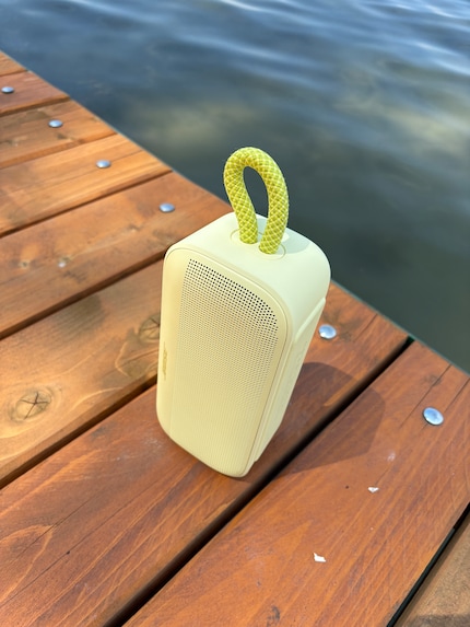 The strap is reliable. Even when the speaker is in a vertical position, it’s stable.