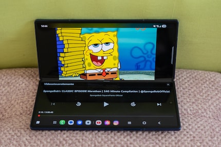 Auf dem gewohnt hochwertigen Display kann ich meine liebsten Serien gucken.