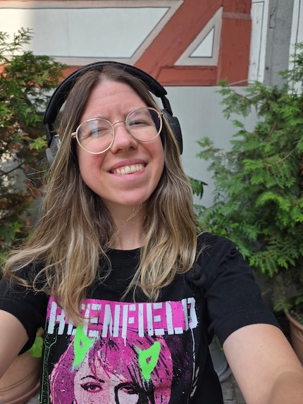Selfies gefallen mir mit den 12 MP der Hauptkamera. Auch hier könnte ich 200 MP einstellen, mir hat das Porträt dann aber zu viele Details.