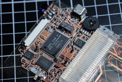Clear conductor tracks: The transparent Game Boy Colour board exposes every connection.
