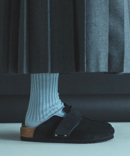 The Loma model has a Velcro fastening.