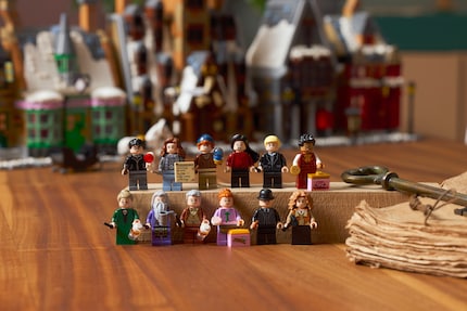 Twelve minifigures are included, from Harry, Ron and Hermione to Professor McGonagall and Aberforth Dumbledore.