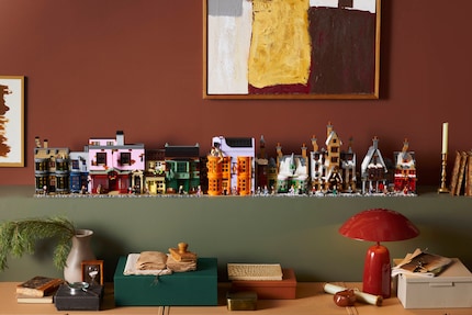 Diagon Alley on the left, Hogsmeade on the right. The set can be combined with other models.