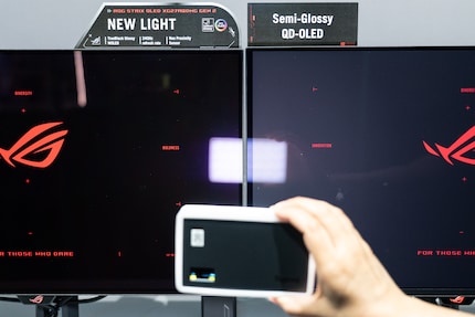 On the left, the new Tandem OLED from LG with «TrueBlack Glossy», on the right a QD OLED panel from Samsung with semi-glossy coating.