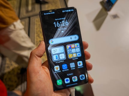 Zusammengeklappt wirkt das Magic V5 wie ein herkömmliches Smartphone.