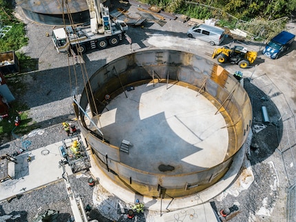 During the construction phase: The large steel tank of the sand battery is assembled piece by piece.