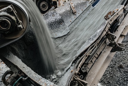 Shredded soapstone is filled into the tank - it stores heat for weeks.