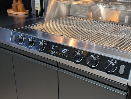 Der Grill heizt in vier Zonen automatisch auf die gewünschte Temperatur.