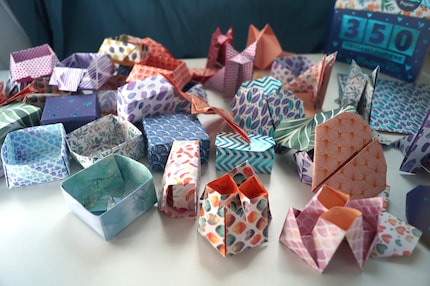 Im Handumdrehen haben mein Sohn und ich einen ganzen Berg aus Origamis gefaltet und sind dabei richtig runter gefahren.