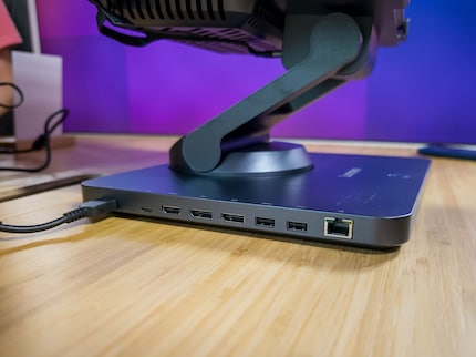 Die Notebook-Halterung ist mit ihren Anschlüssen auch eine Dockingstation.