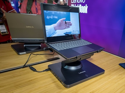 Diese Notebook-Halterung stellt sich automatisch ein.