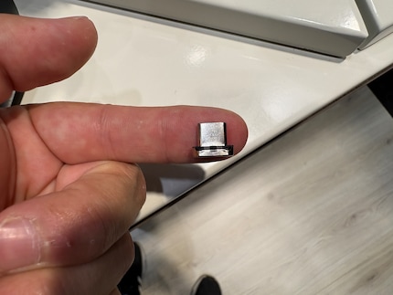 Den kleinen Dongle musst du im USB-C-Port deiner AirPods Max unterbringen.