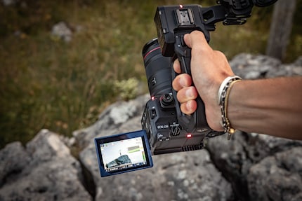 Unlike Sony, the XLR handle is included in the scope of delivery.