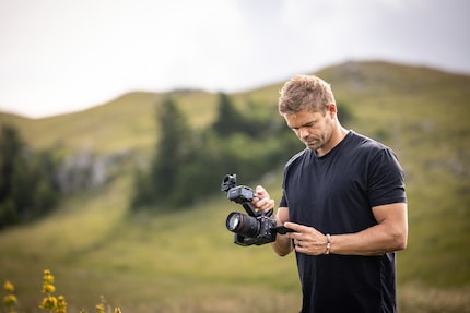 The lack of IBIS will inevitably lead to criticism. Especially as Canon shows the C50 in marketing images in handheld use with fixed focal lengths without OIS.