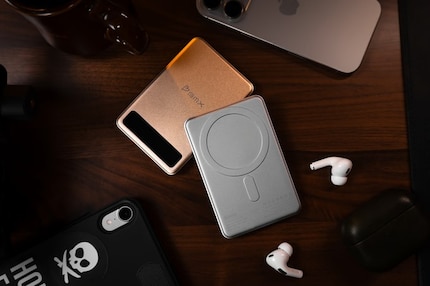 The power bank from BMX charges wirelessly with up to 15 watts.