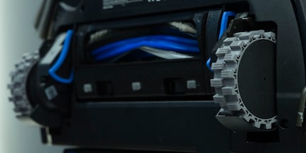 The rubber wheels allow the robot hoover to climb over thresholds without interruption or jerking.