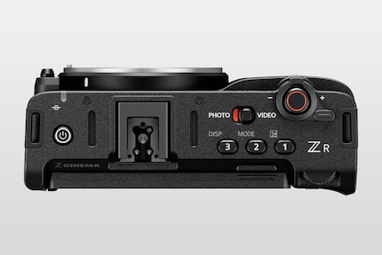 Oben finden sich drei programmierbare Knöpfe und ein Zoom-Hebel. Damit kannst du Powerzoom-Objektive steuern und dank 6K-Auflösung auch digital zoomen.