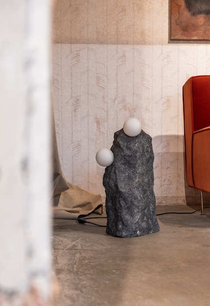 Hinter der Mutua-Lampenkollektion von Studio H. Fernández stecken handgefertigtes Vulkangestein, Edelstahl und Opalglas.