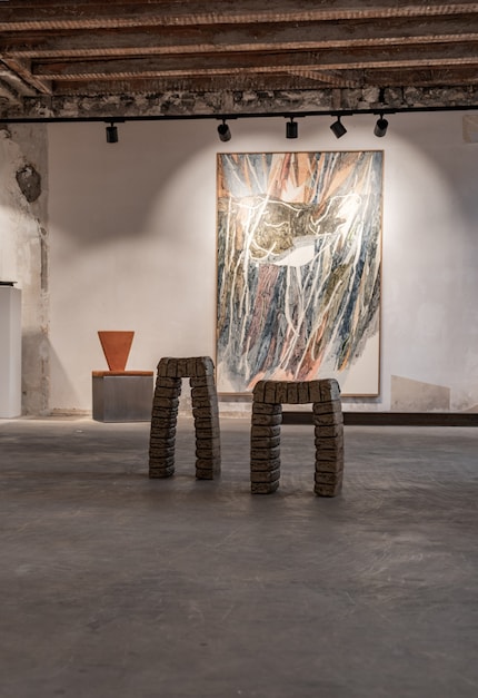 Namen wie Studio Eidola stehen für experimentelles Design, das Handwerk und Materialität neu interpretiert.