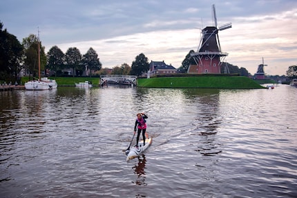 Bei der SUP-11-City-Tour vor den Windmühlen in Dokkum.