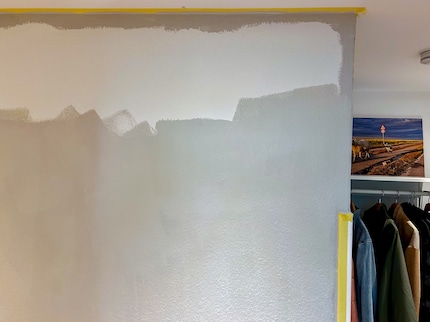 Uff. Der erste Anstrich ist fast geschafft. Du siehst, die Farbe verteilt sich nicht gleichmäßig.