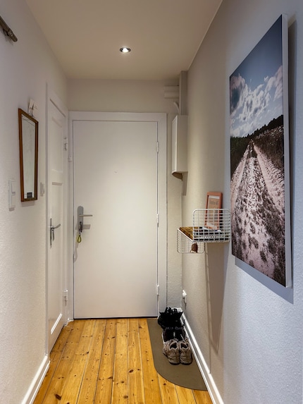 Der Flur nachher: Die rechte Wand ist Architect's-Delight-grau. Die Türen habe ich anschließend in Weiß lackiert.