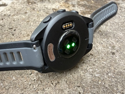 Auf der Unterseite sitzen der Anschluss fürs Ladekabel und die Sensoren der Forerunner 165.