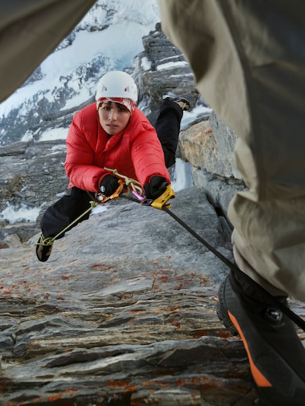 Japanische Athletinnen und Athleten aus dem Mammut-Team rekreieren einen Teil der Expedition.